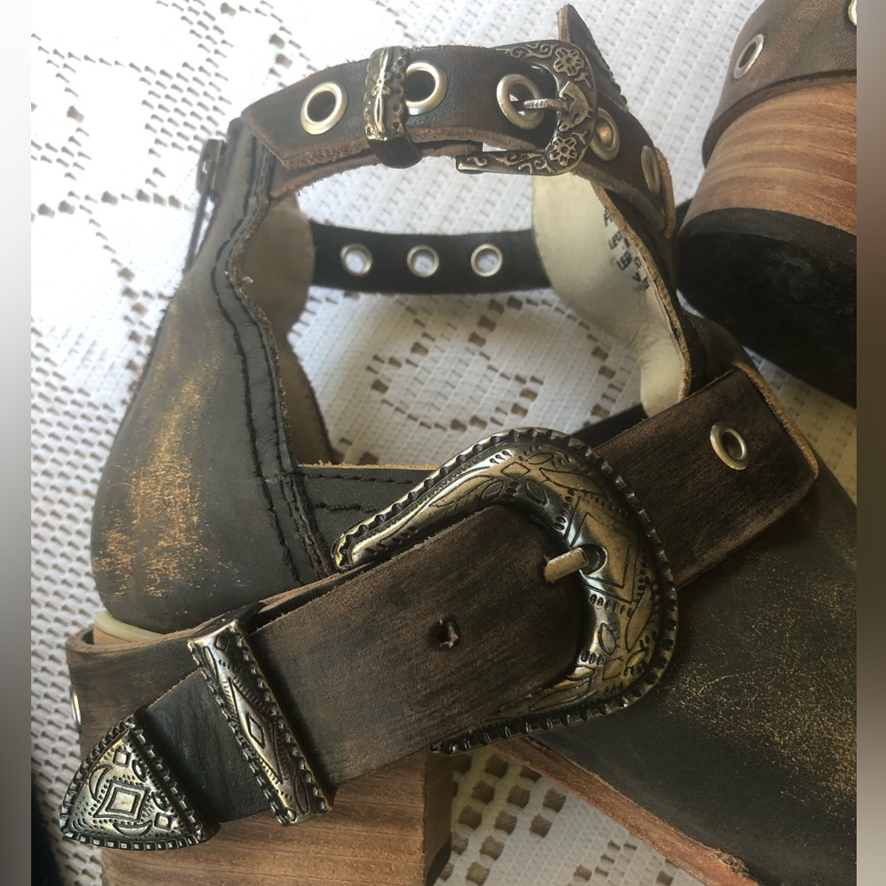 FREEBIRD l Carsen Distressed Brown/Black  Leather Ankle Bootie Sz 9 Boho Buckle - Picture 10 of 14